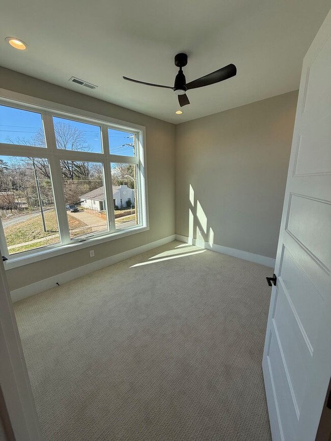 Building Photo - LUXURY Rooftop Terrace Townhome Uptown CLT **ONE MONTH FREE WITH A 13 MONTH LEASE**