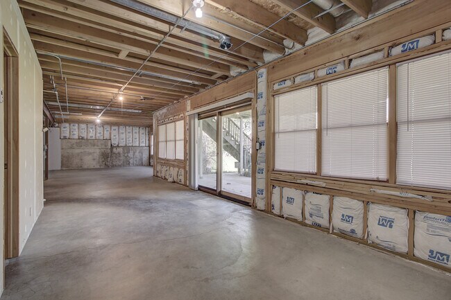 Building Photo - 403 E Main St