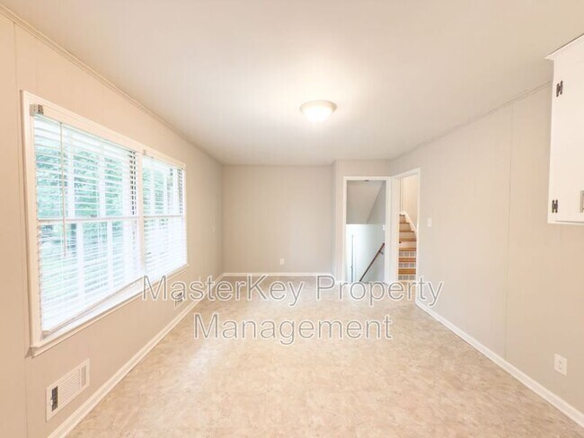 Building Photo - 544 Ellynn Dr