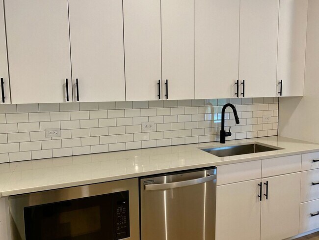 Building Photo - Stylish 3 Bedrooms 2 Bathrooms with Top-Tier Amenities Condo in East Austin!!!