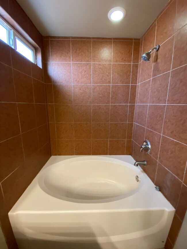 Building Photo - spacious 4 bedroom home in legends west