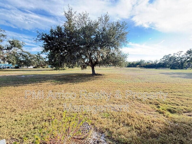 Building Photo - 2202 Clubhouse Dr