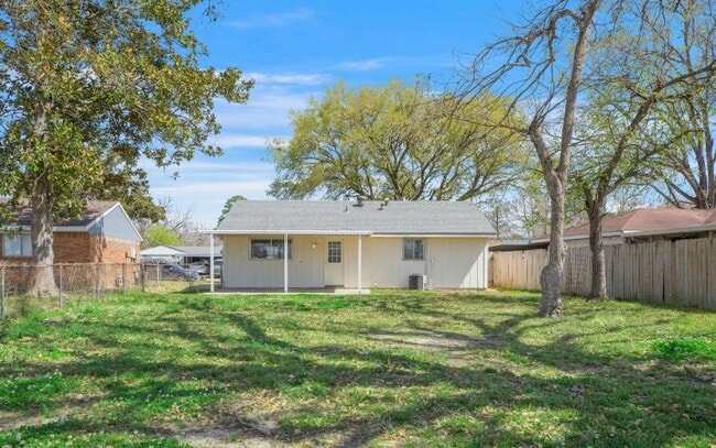 Building Photo - 701 Churchill Dr
