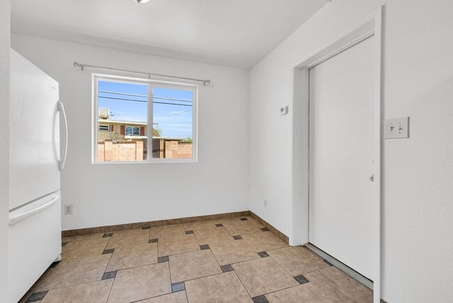 Building Photo - 6 Bedrooms, 3 Bath,  Pool CLOSE TO ASU (Rural & Broadway)