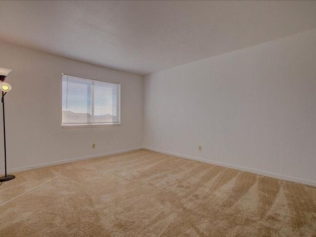 Building Photo - 2 Bedroom, 2 Bath