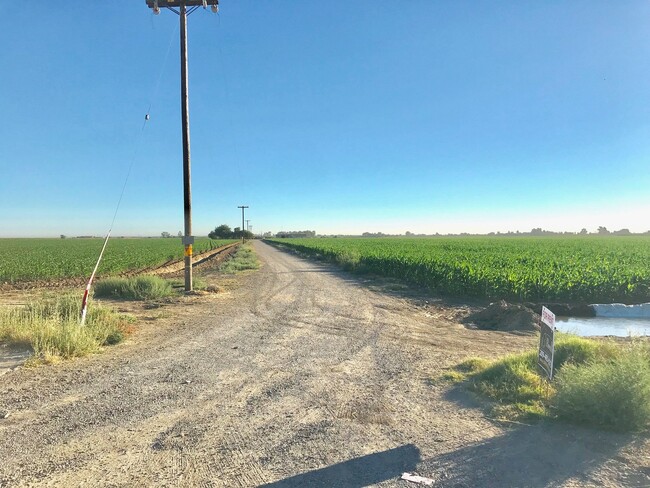 Building Photo - (EASY COMMUTE).  Beautiful Country Home!!