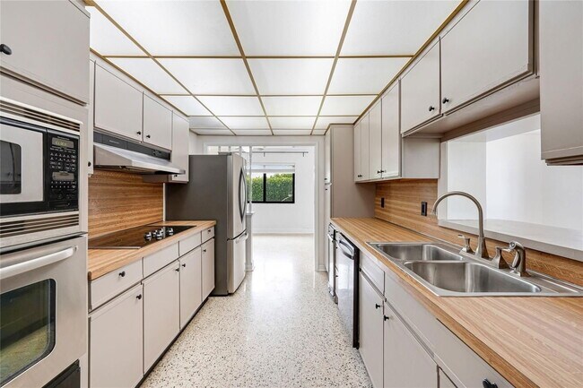 Building Photo - Southeast 9th Court, Hialeah, FL 33010 - 3 BR 2 BA house