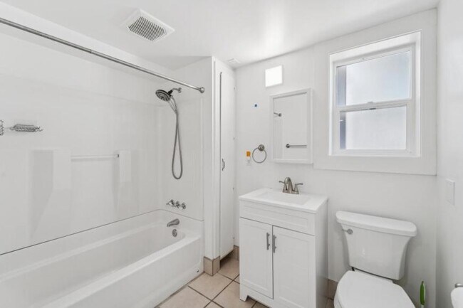 Building Photo - 2 bedroom in Seattle WA 98117