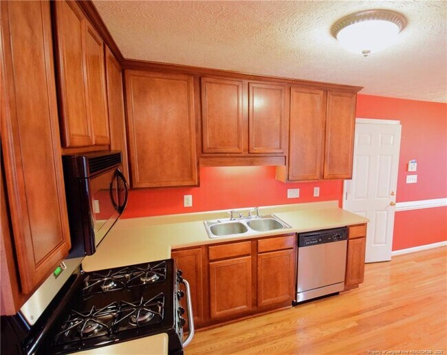 Building Photo - 324 Roundtree Dr