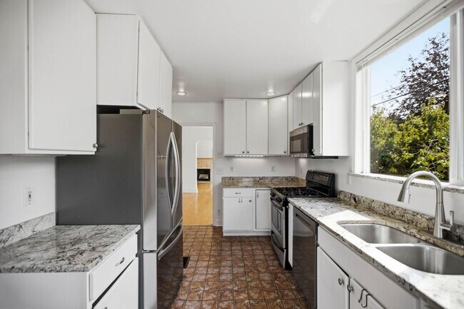 Building Photo - Steps from Green Lake ,6 bed 3 bath home with 2 kitchens and 2 laundry rooms.