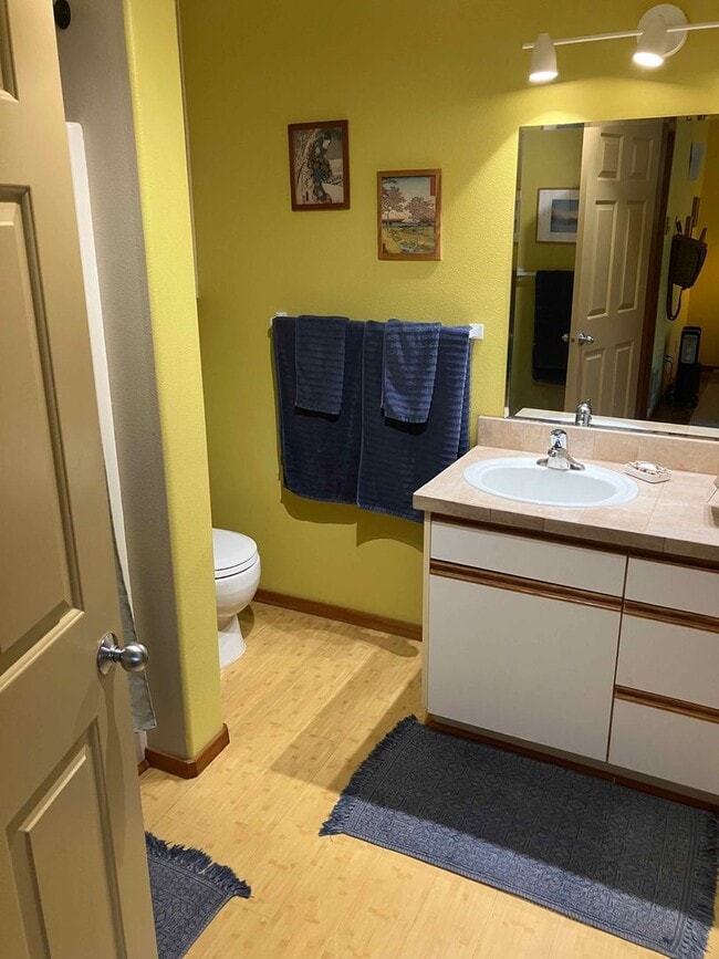 Building Photo - Charming Westside Condo Near Newport Market – Available April–October!