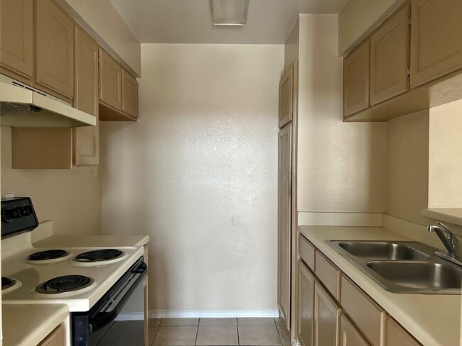 Building Photo - 203 Martingale