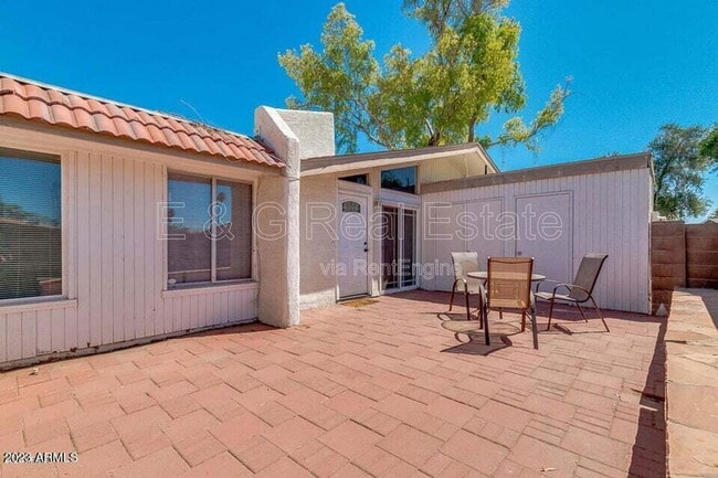 Building Photo - 525 N May