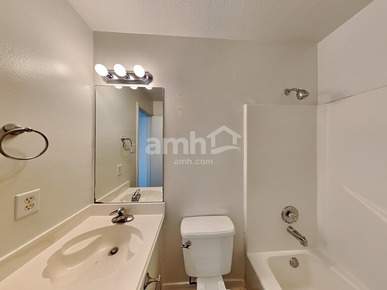 Building Photo - 5349 Yale Dr