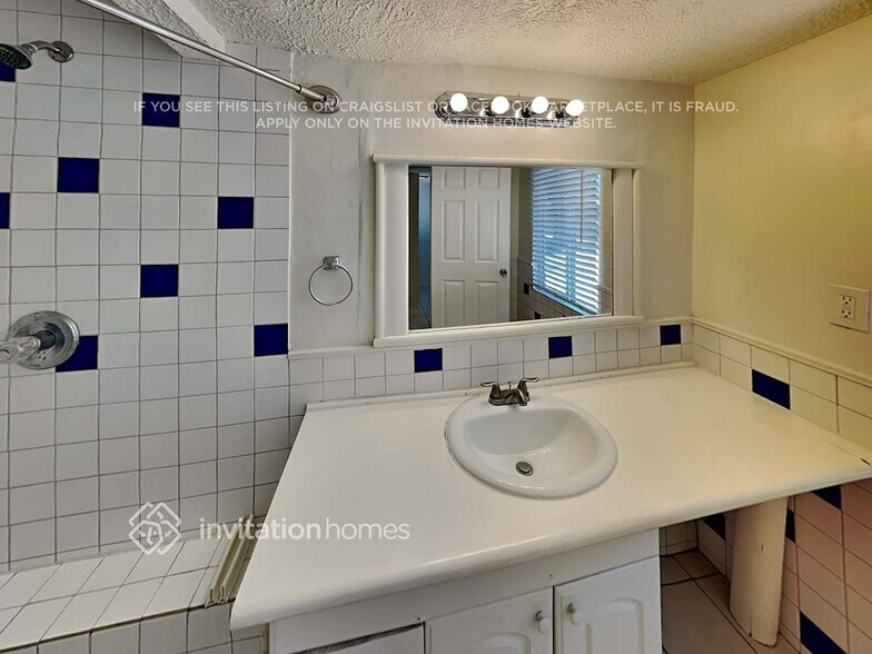 Building Photo - 2323 E Mitchell Dr