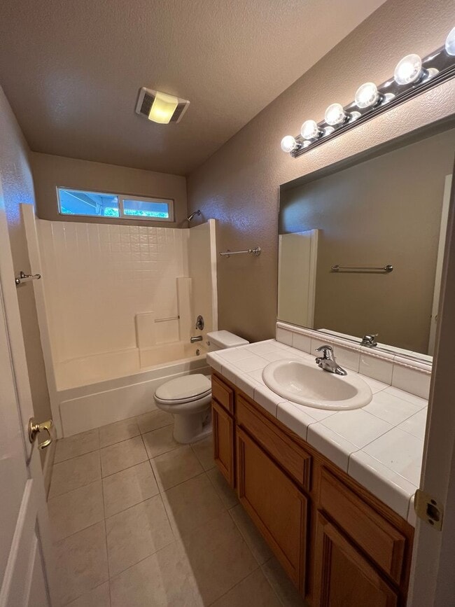 Building Photo - Edgewood