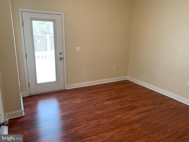 Building Photo - 158 Oak Ln