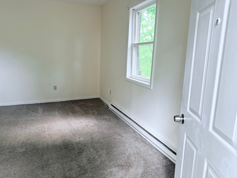 Building Photo - 22 Maple Ln