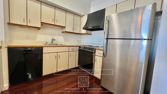 Building Photo - Stunning Large 1 Bedroom Exquisite Wood Fl...