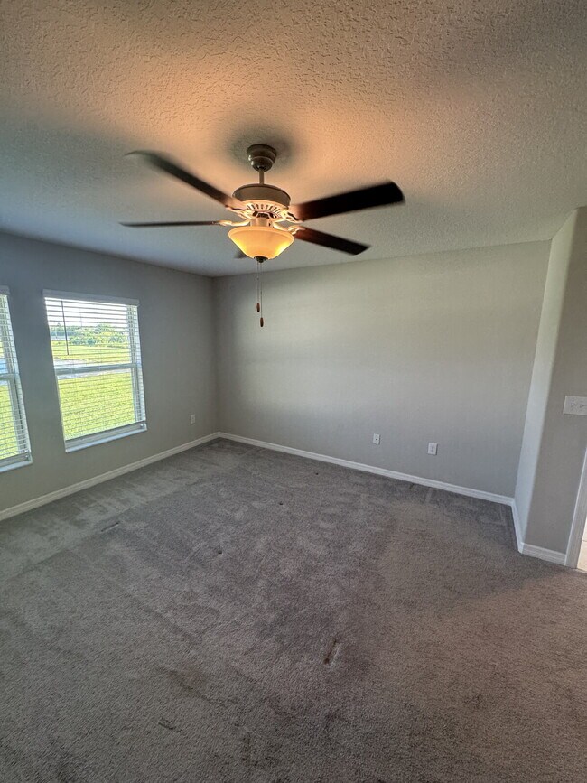 Building Photo - "Spacious 4-Bed Oasis with 2.5 Baths on Ra...