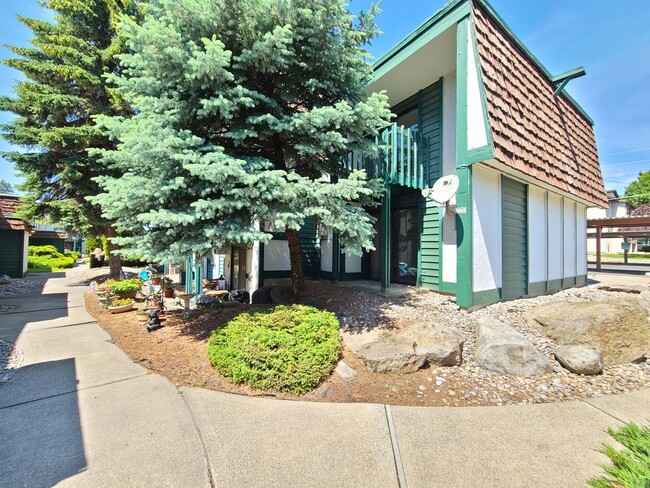 Building Photo - $1,150 - 1 Bed / 1 Bath Bright and Airy Condo on Spokane River