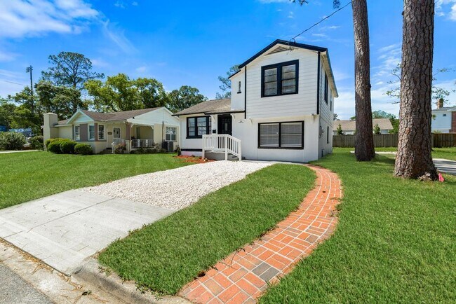 Building Photo - 1356 Lechlade St