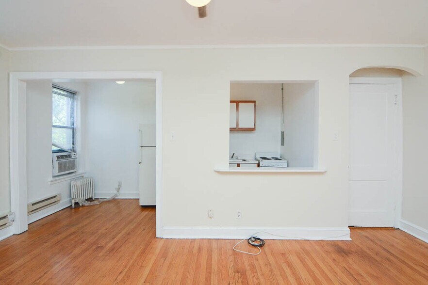 Building Photo - 3345 N Marshfield Ave