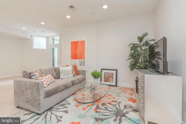 Building Photo - 1352 Quincy St NW