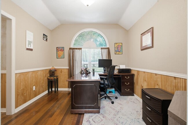 Building Photo - 223 Pin Oak Ln