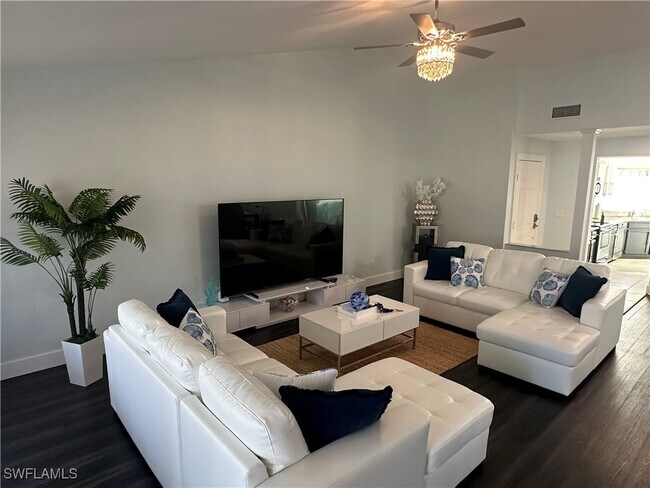 Building Photo - 9828 Luna Cir