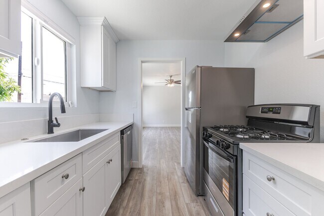 Building Photo - Fully Renovated 2BR/1BA Unit in Altadena –...