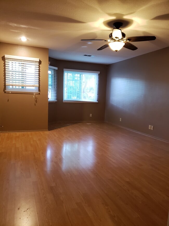 Building Photo - 1202 N Sunflower Ave