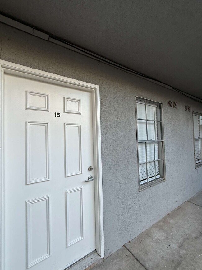 Building Photo - Downtown studio! Laundry on-site! Move-in special!