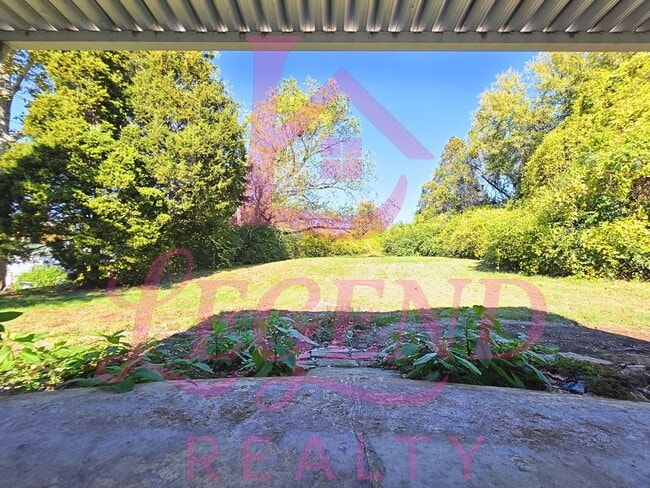 Building Photo - Charming 3-Bedroom with Huge Yard & Covere...