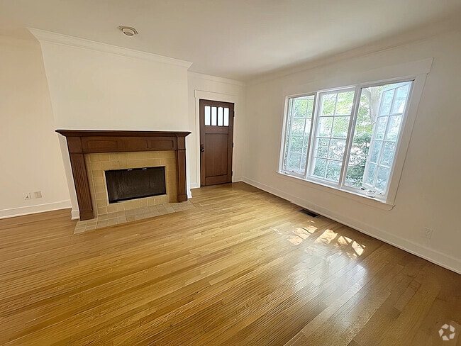 Building Photo - 618 1/2 N Beachwood Dr
