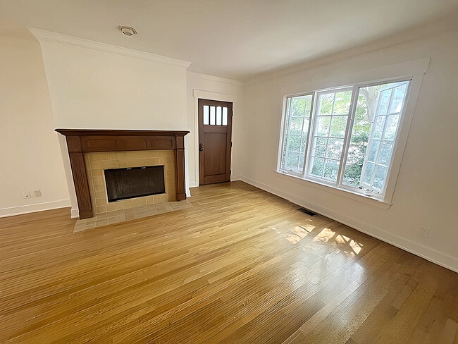 Building Photo - 618 1/2 N Beachwood Dr