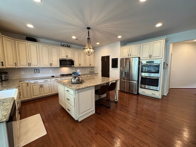 Building Photo - Amazing 6 Bed 5 Bath Single Family Home Wi...