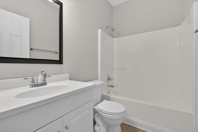 Building Photo - Charming 3-Bedroom Ranch in Avon!