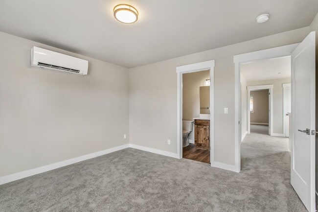 Building Photo - Duplex in Well Located SW Bend