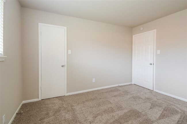 Building Photo - 14003 Apple Dr