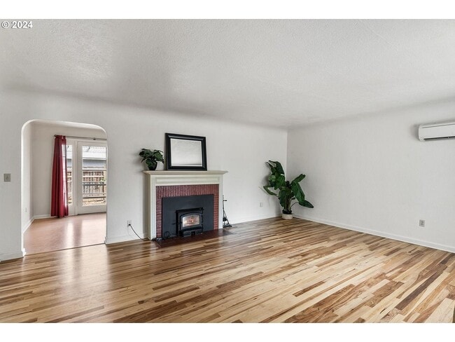 Building Photo - 2 bedroom duplex in Amazon Neighborhood