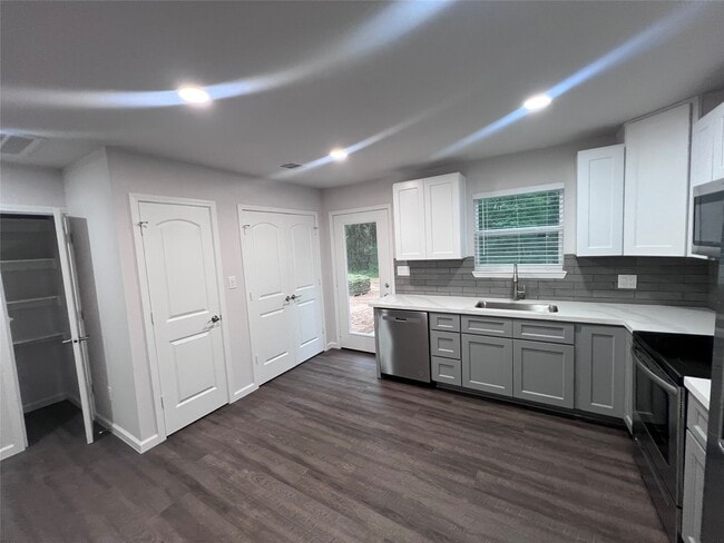 Building Photo - 15538 Towerwood Dr