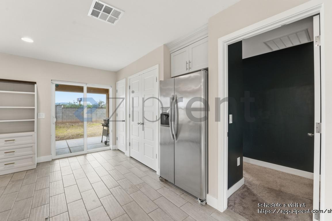 Building Photo - 1121 E Apache St