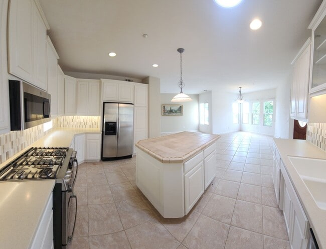 Building Photo - Contemporary Beautiful Spacious 4 bed 3 bath home