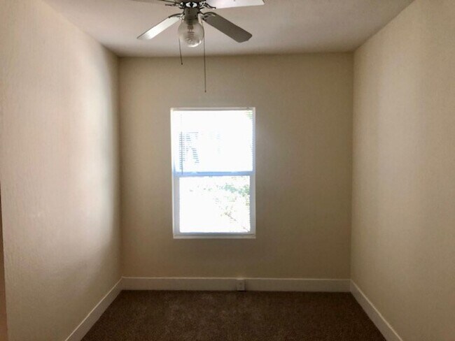 Building Photo - Charming 2 bedroom, 1.5 bath home near Sutter Street