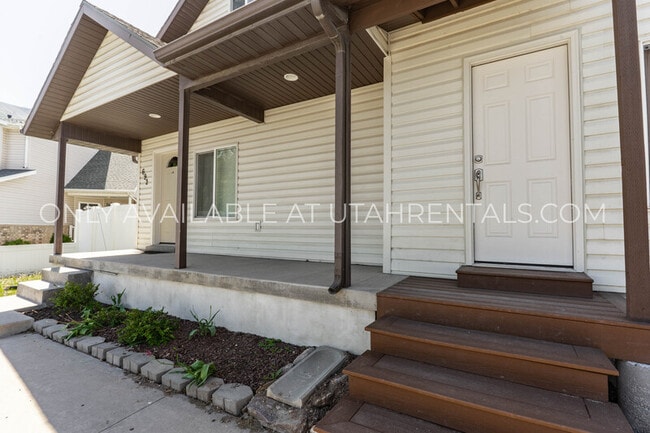 Building Photo - 692 E 180 N