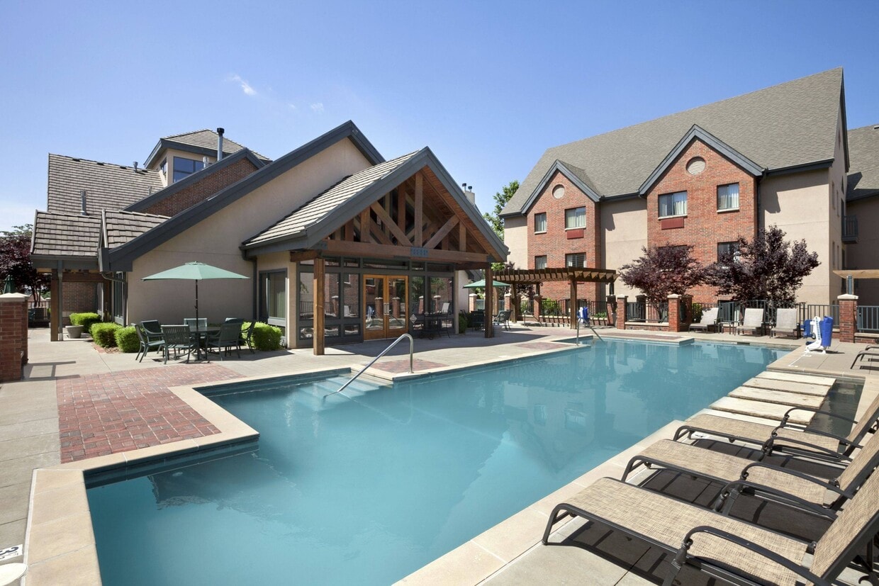 Avia Apartments At College Blvd Overland Park Ks Apartment Finder