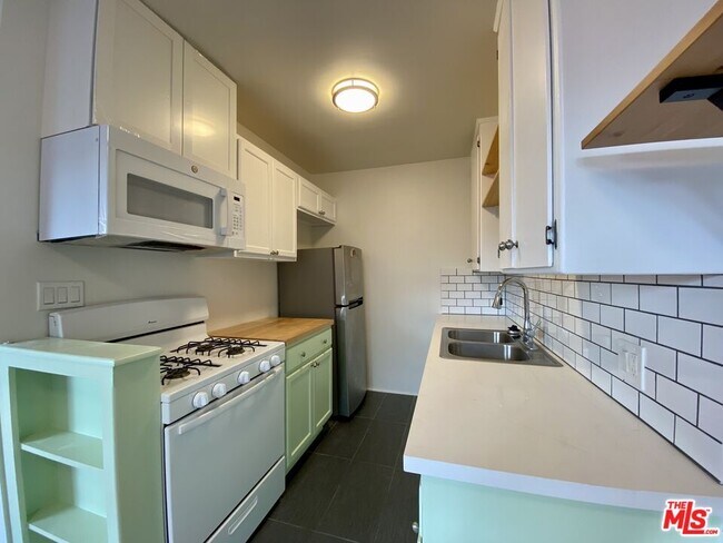 Building Photo - 722 Westbourne Dr