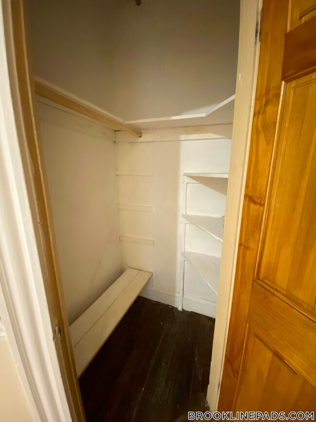 Building Photo - 352 Riverway