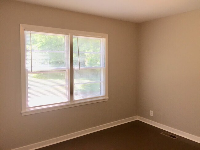 Building Photo - 756 Meadowbrook Dr